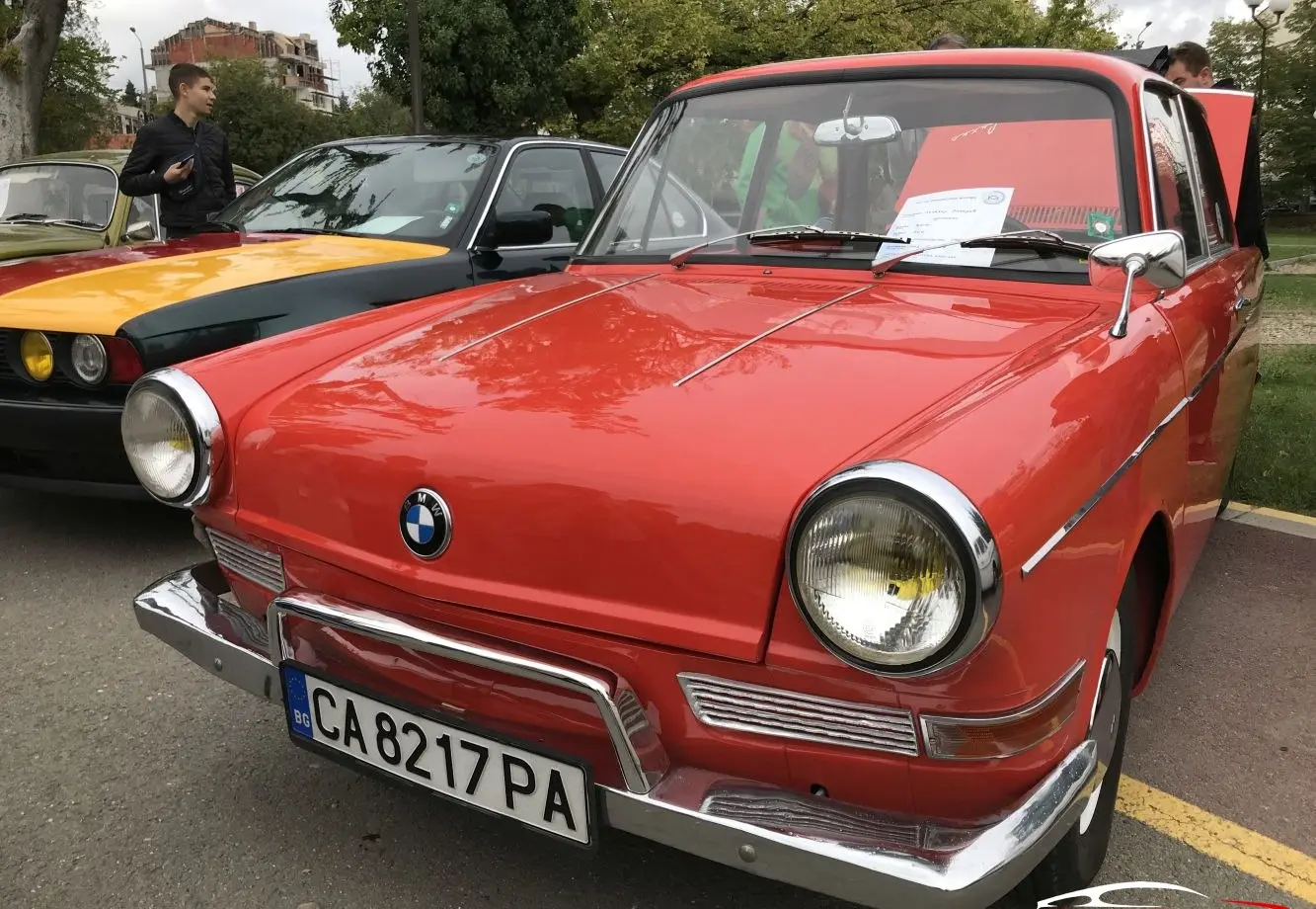 700