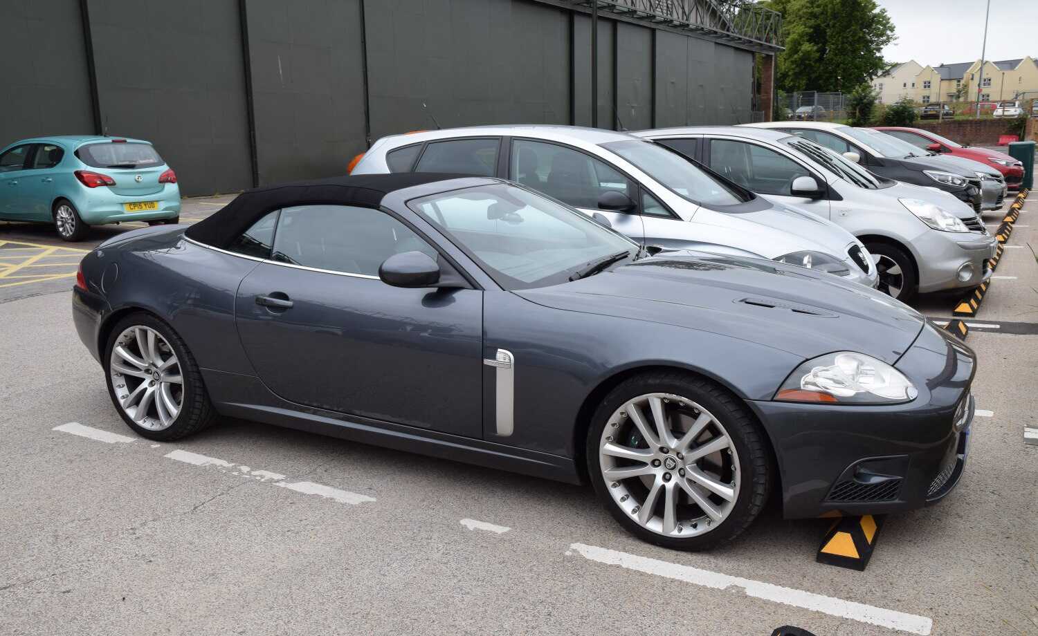 R 4.2 V8 (416 bg) Automatic