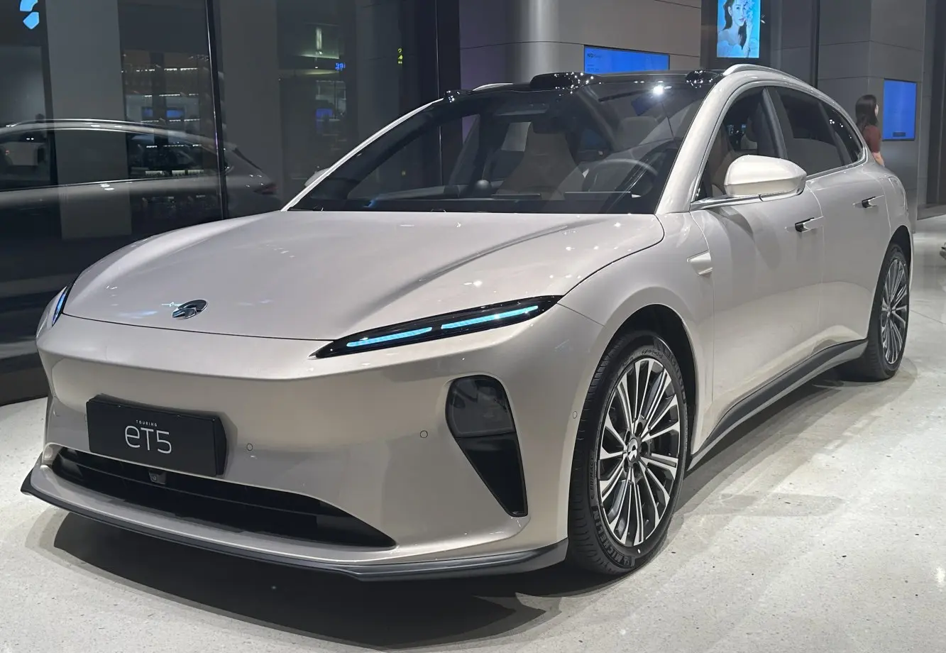 Ultra Long Range 150 kWh (490 bg) i4WD Electric