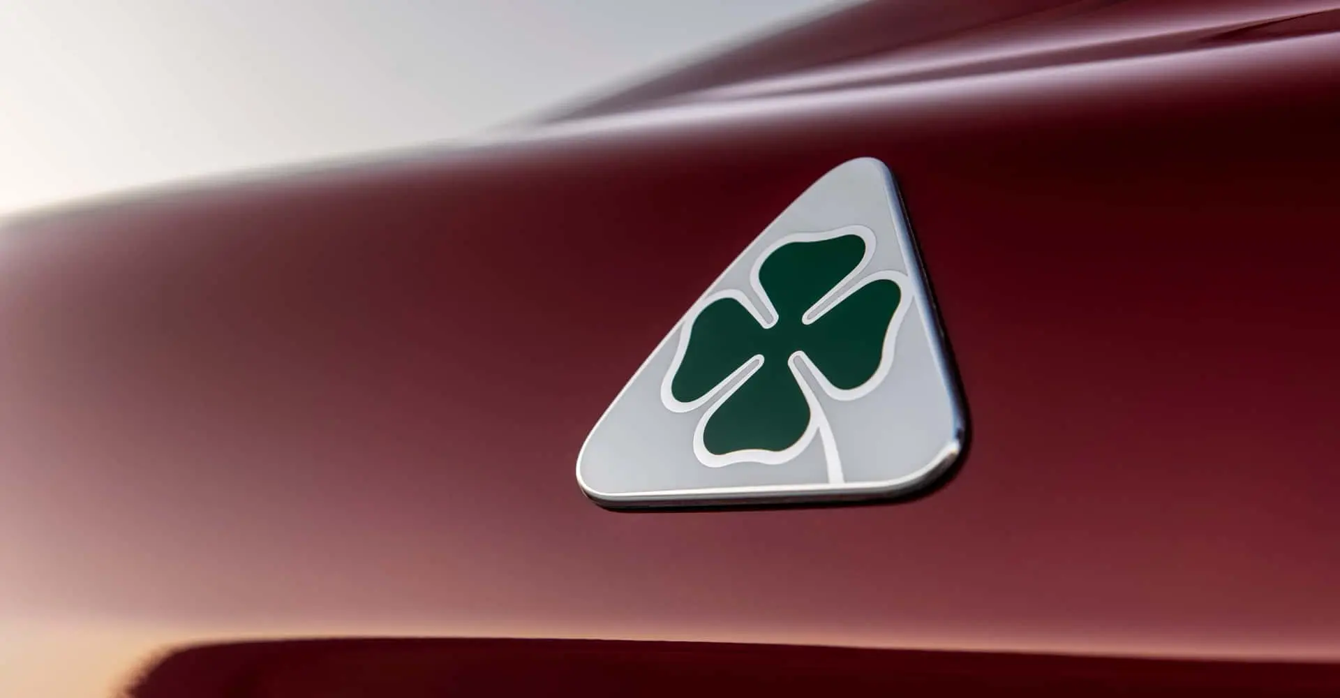 Alfa Romeo’dan Büyük Sürpriz: Gelecek Quadrifoglio’lar Hem Hibrit Hem Elektrikli!