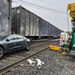 Tesla Raylarda Mahsur Kaldı ve Trene Çarptı: Sürücü ‘Otonom Sürüş’ Dedi