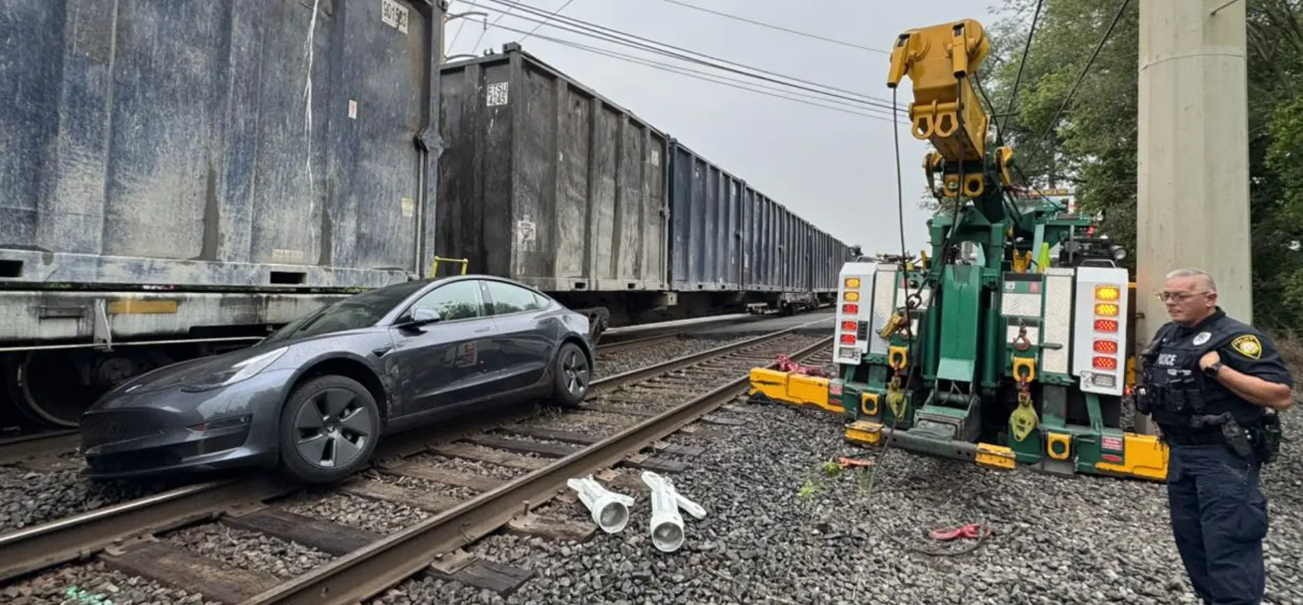 Tesla Raylarda Mahsur Kaldı ve Trene Çarptı: Sürücü ‘Otonom Sürüş’ Dedi