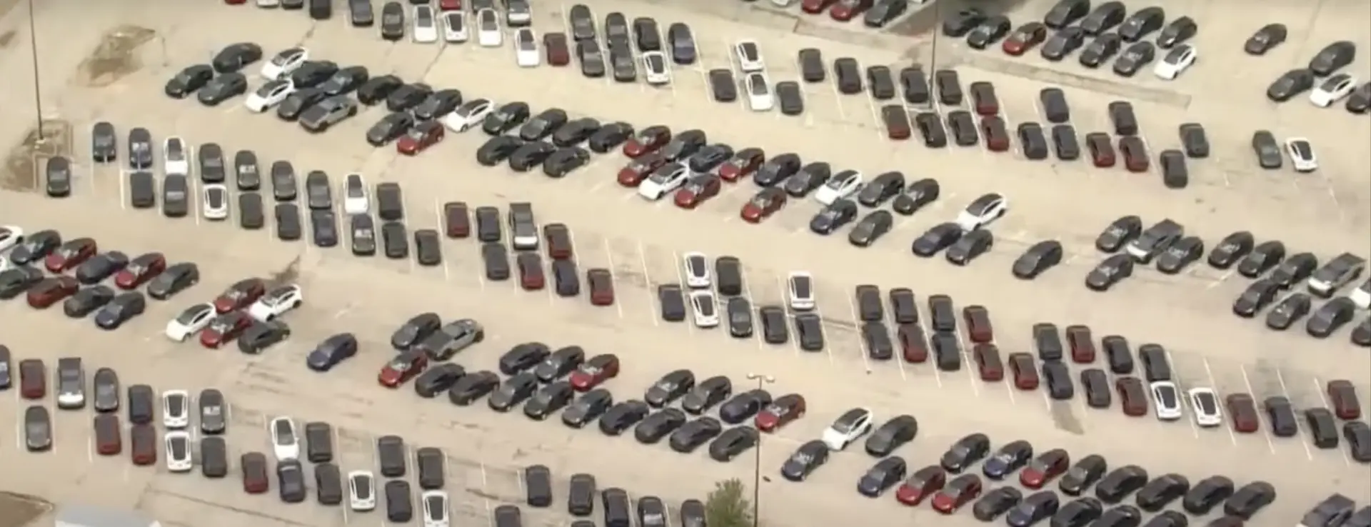 Beklenenin Altında Satışlar: Tesla’nın ABD Stokları Dev Park Alanlarını Doldurdu