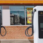 Elektrikli Otomobil Sahipleri Müjde: Ünlü Fast Food Zinciri Restoranlarına Şarj İstasyonu Kuruyor!