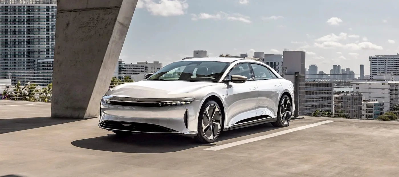 Rekor Menzilli Lucid Air, ABD’de Lüks Elektrikli Sedan Pazarının Zirvesinde: Rakipler Geriliyor!