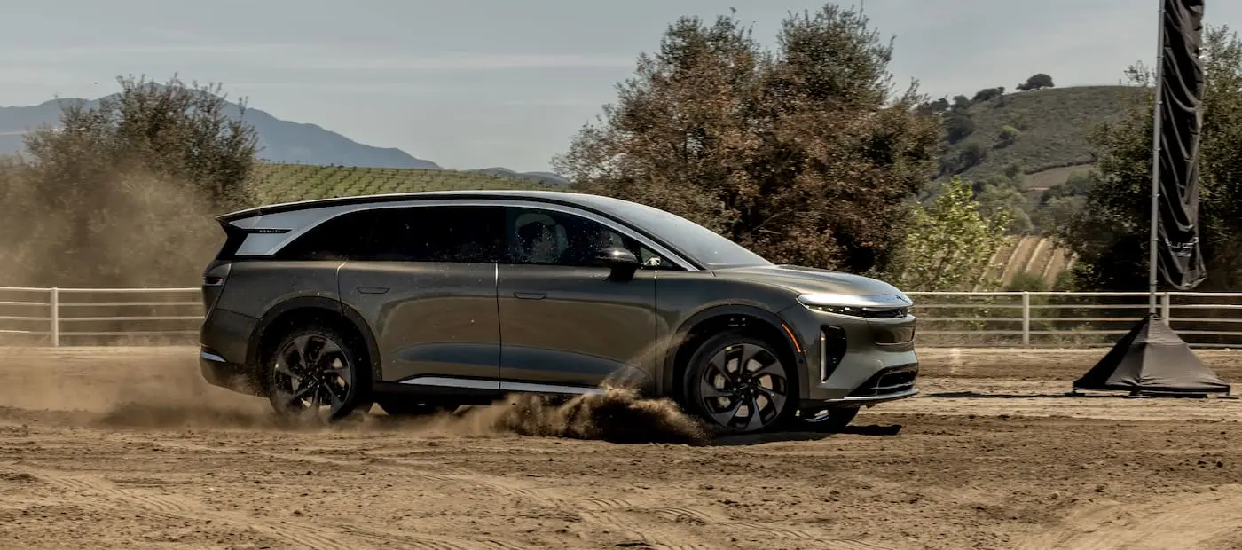 Corvette’i Bile Geride Bıraktı: Lucid Gravity SUV’un Nefes Kesen Performansı!