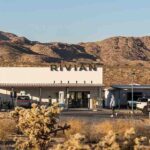 Rivian’dan Elektrikli Araç Kullanıcılarına Müjde: Tesla Şarj Girişi Artık Rivian İstasyonlarında!