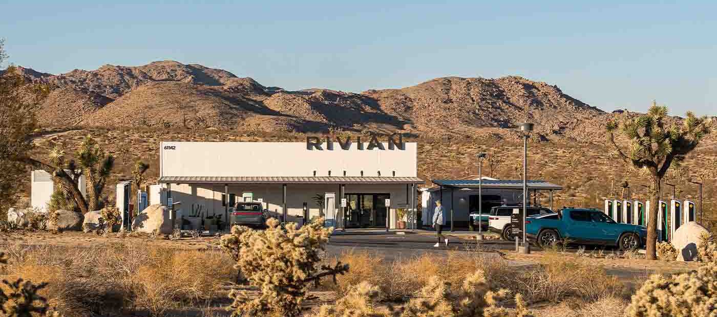 Rivian’dan Elektrikli Araç Kullanıcılarına Müjde: Tesla Şarj Girişi Artık Rivian İstasyonlarında!