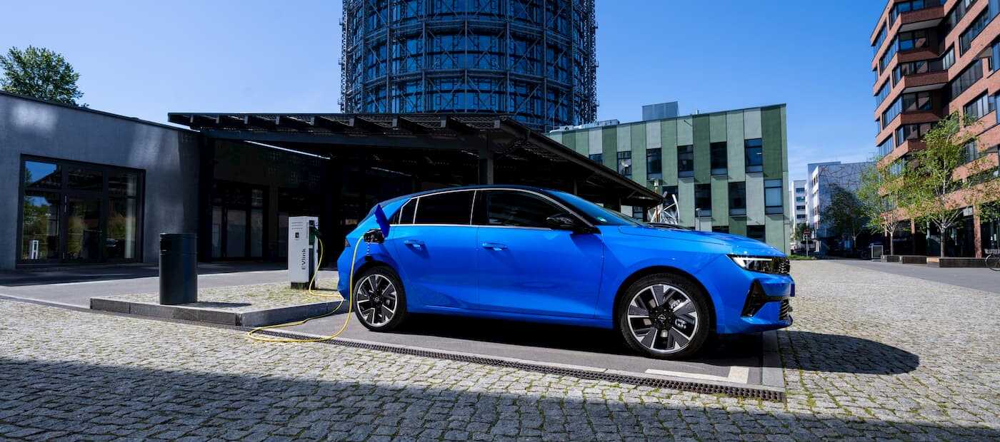 Alman Otomotiv Devi Opel’den Şaşırtan Geri Adım: “Her Şey Elektrikli Olacak” Sözünden Dönüyor!