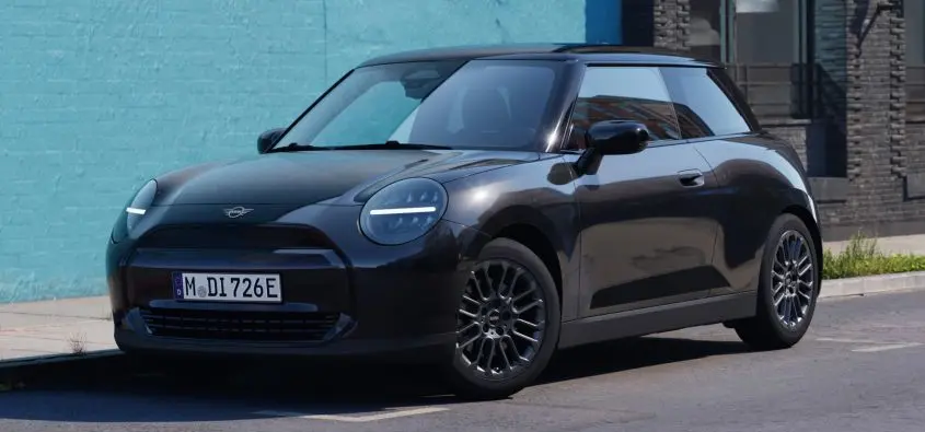 MINI’den Çarpıcı Yenilik: Cooper ve Aceman “Monochrome” ile Siyah Beyaz Şıklık!