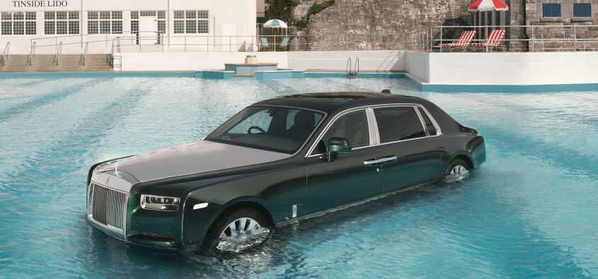 Rock ‘n’ Roll Efsanesi Canlandı: Rolls-Royce Phantom Yüzüncü Yaşında Havuzda!