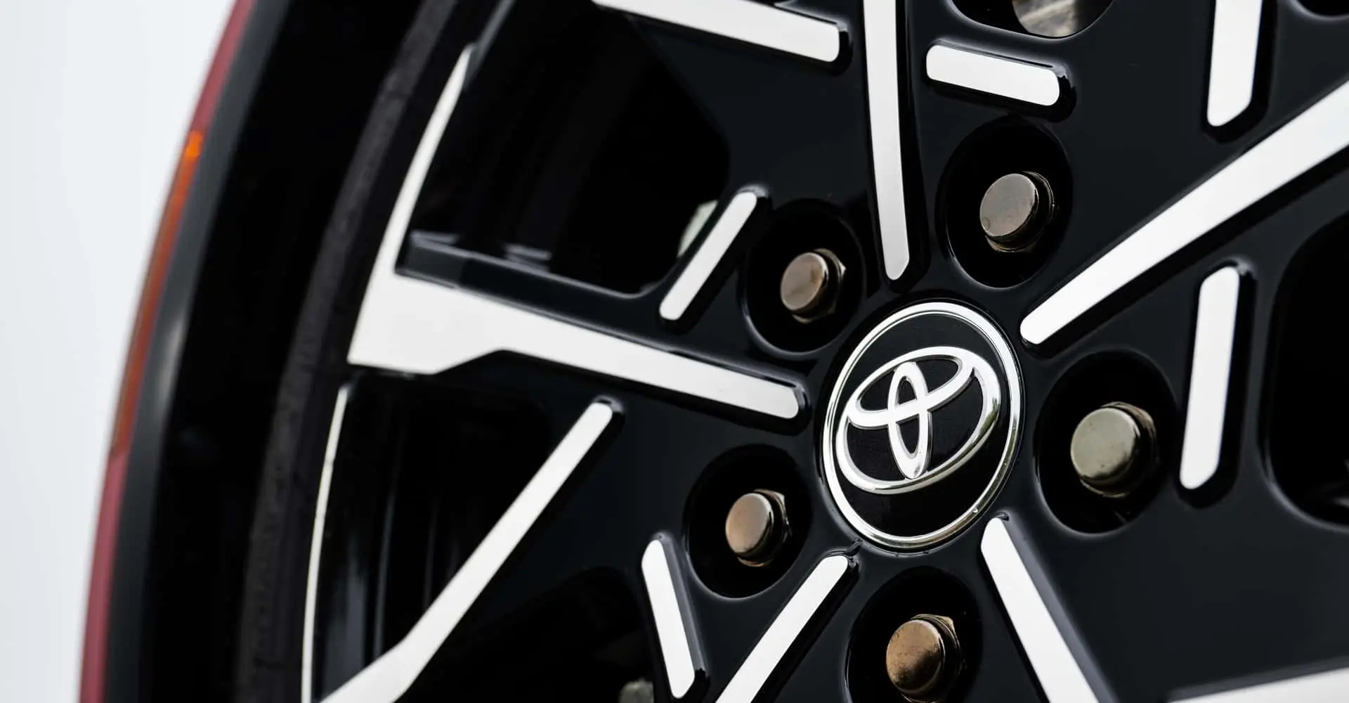 Toyota’dan Şaşırtan Başarı: Hibrit Gücüyle Küresel Piyasayı Salladı!