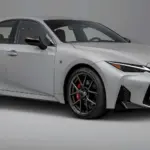Lexus IS Yenileniyor: Eski Köpek Yeni Numaralar Öğreniyor!