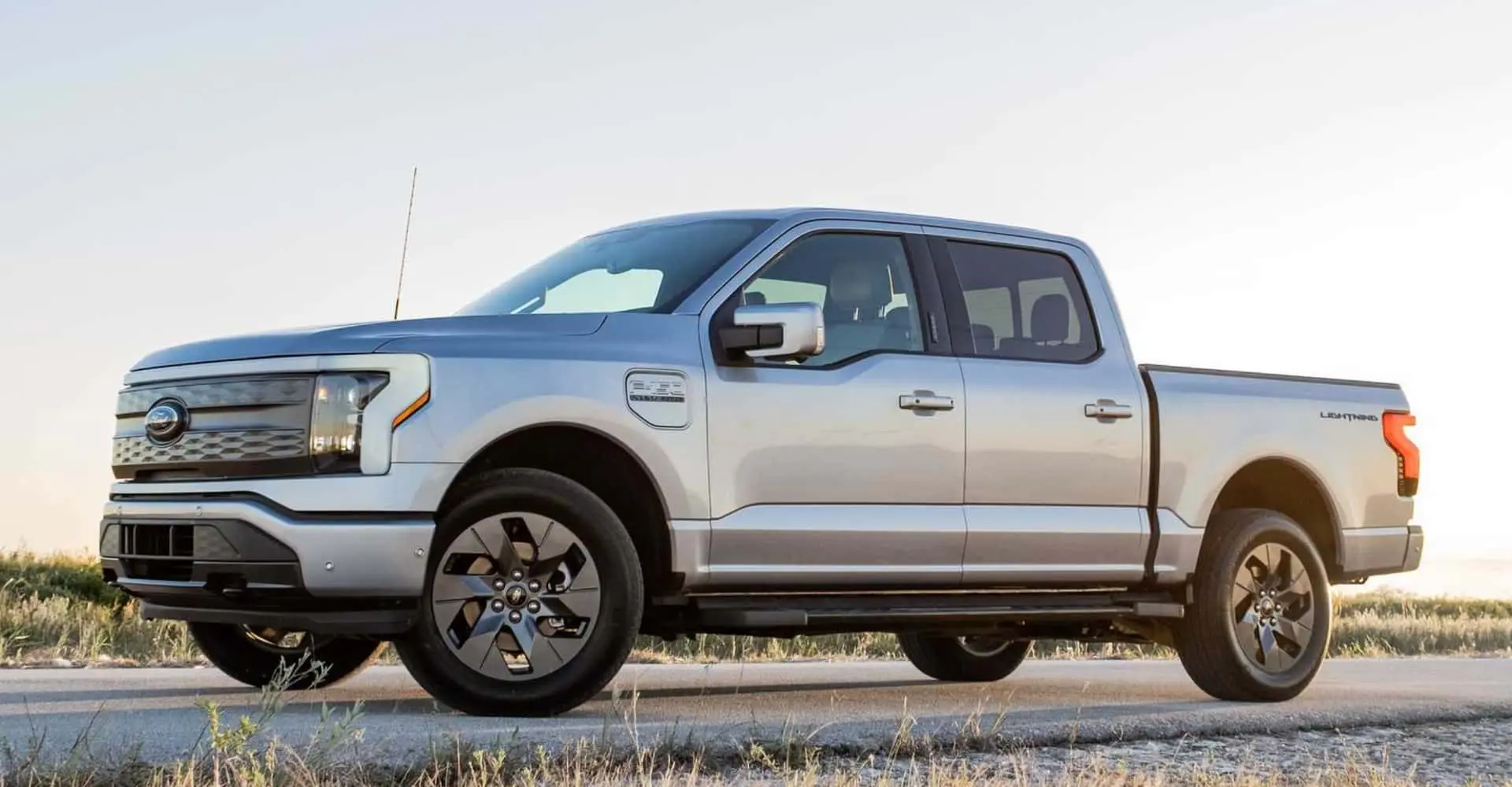 Ford’tan Şaşırtan Karar: F-150 Lightning Üretimi Durduruldu, Benzinli Modellere Yöneliyor!