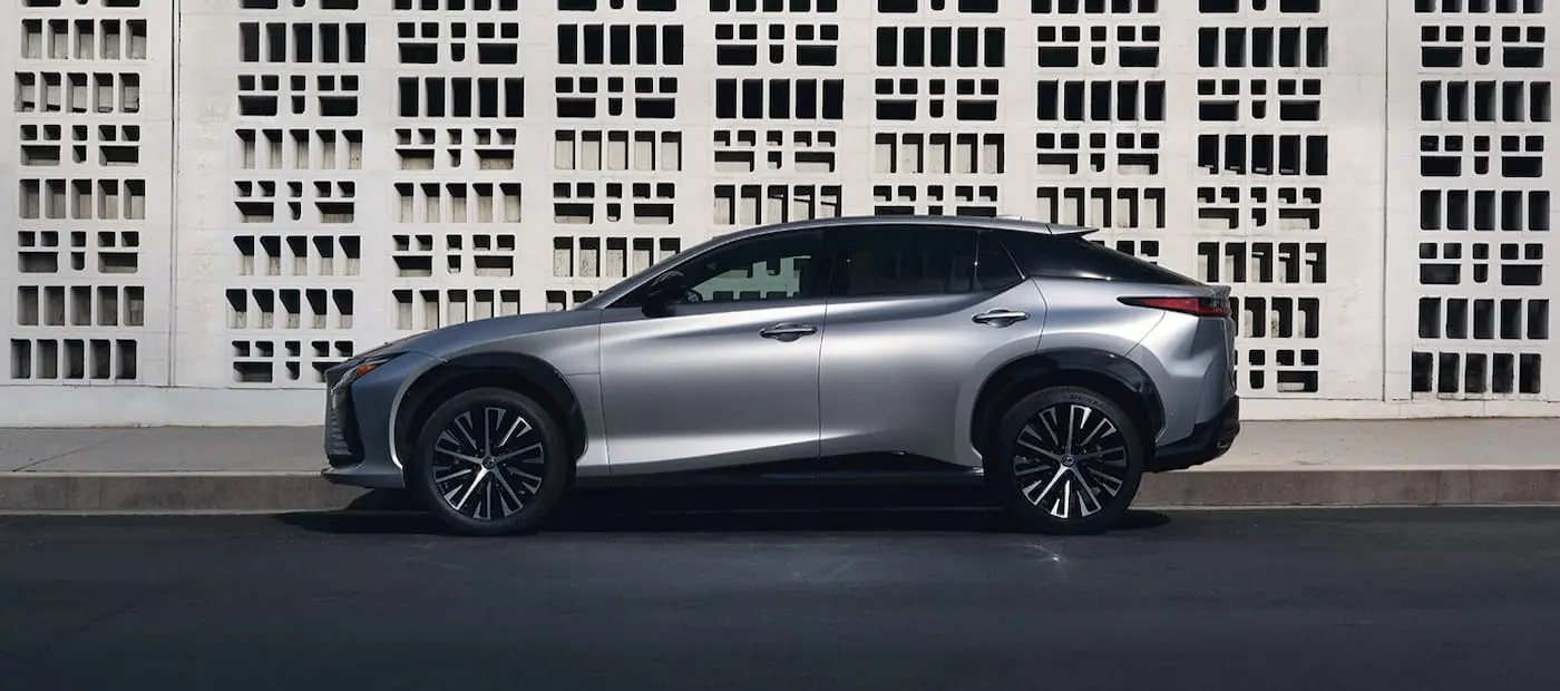 Lexus RZ Yenilendi: Tesla Model Y’ye Karşı Fiyat Farkı Dikkat Çekiyor!