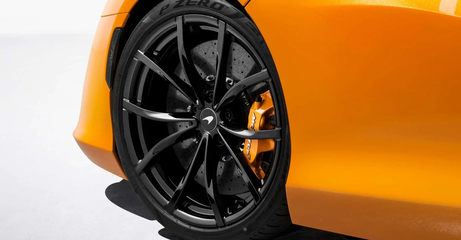 McLaren’dan Şaşırtan Hamle: Süper Spor SUV 2028’de Yollarda, Hibrit V8 Gücüyle!