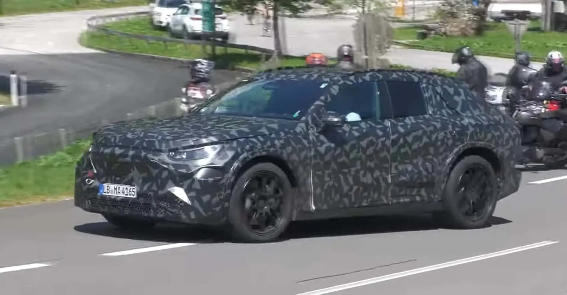 AMG’den İlk Kendi Tasarımı SUV: Sürprizlerle Dolu Kamuflaj Altında Görüldü!