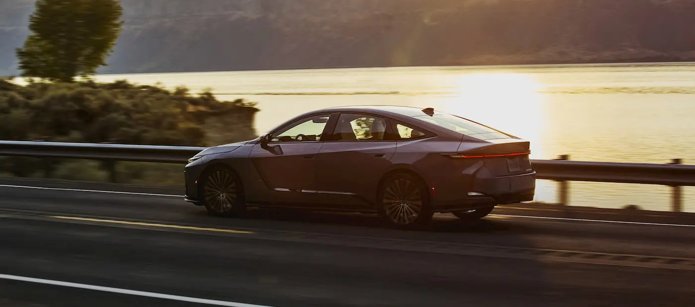 Lexus ES Yeniden Doğuyor: 2026’da Elektrikli ve Hibrit Seçenekleriyle Karşımızda!