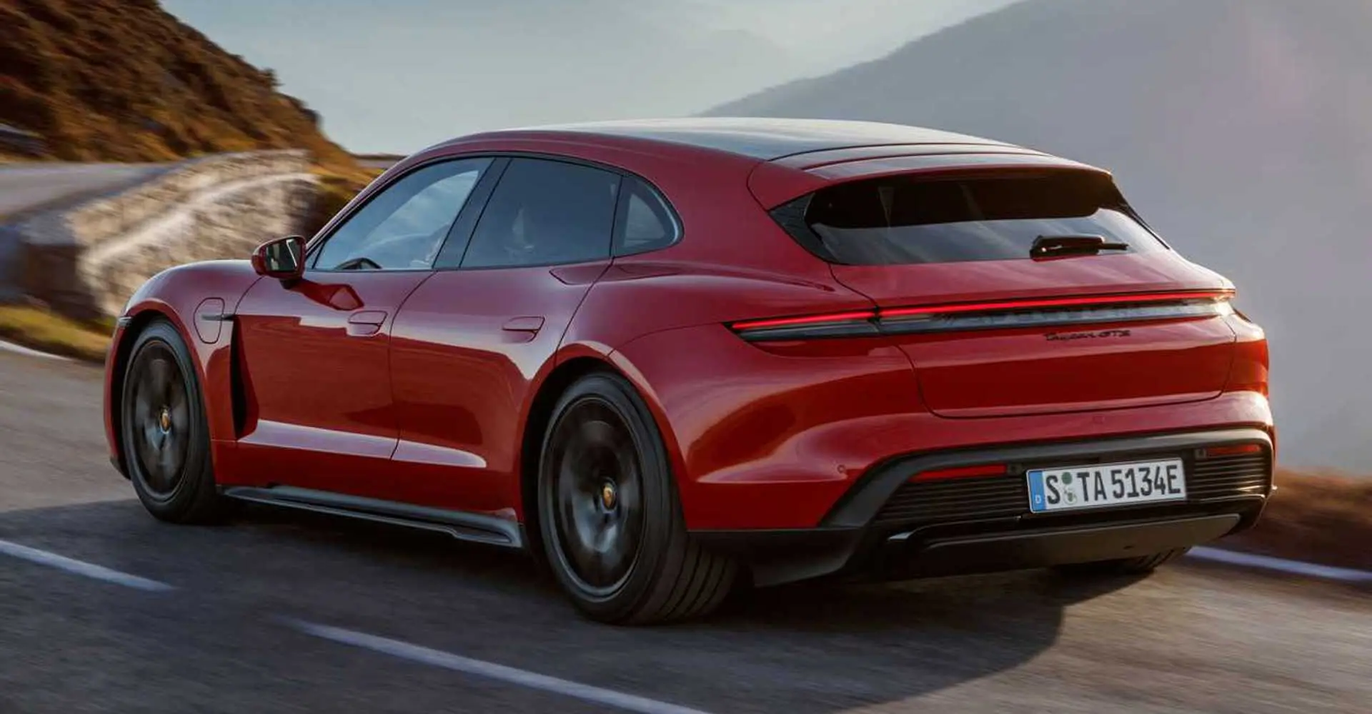 Porsche Taycan’ın Station Wagon Versiyonları Üretimde Kalmaya Devam Edecek