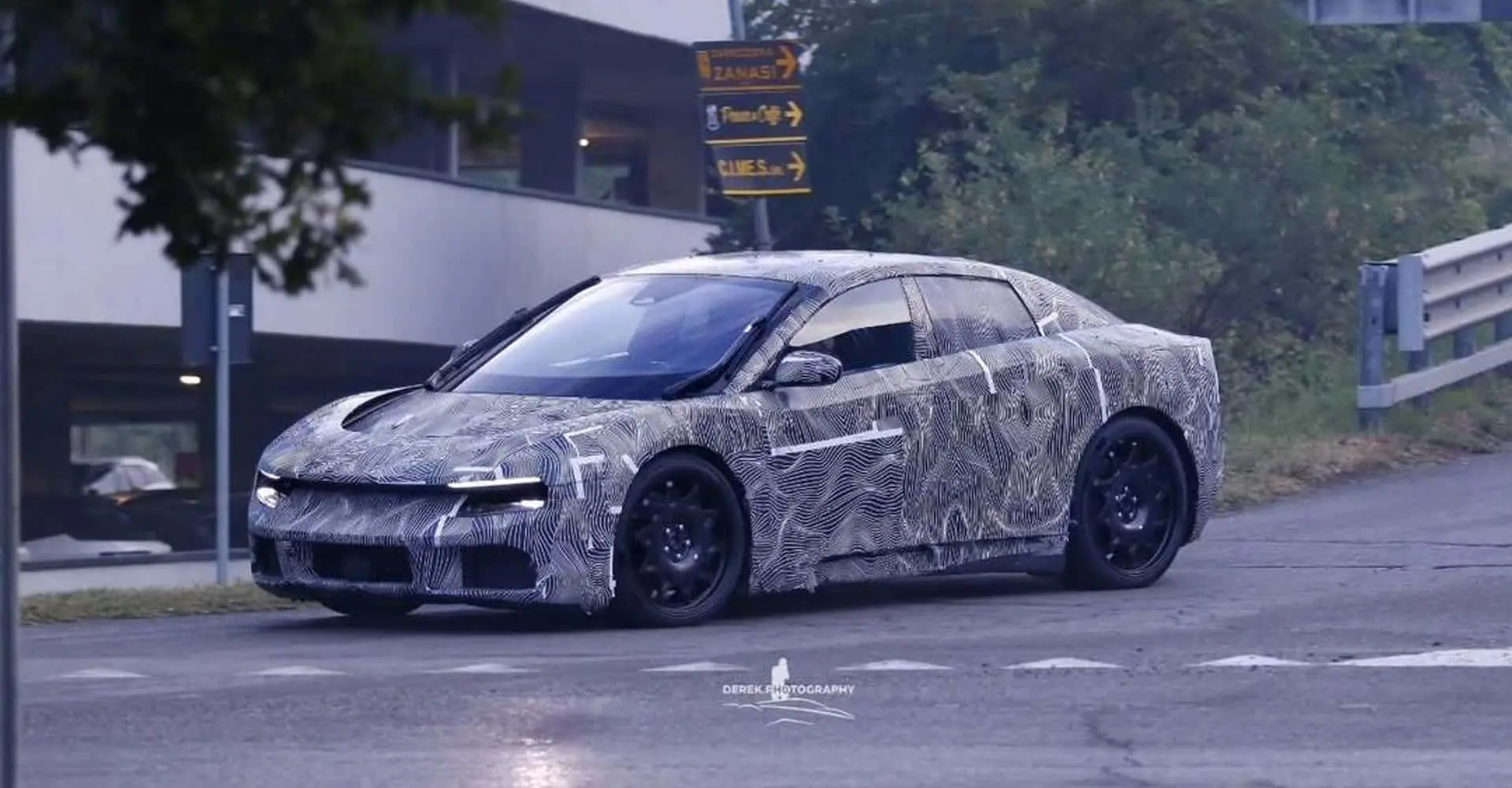 Ferrari Luce’nin Dikkat Çeken Detayı: Alışılmadık Silecek Tasarımı
