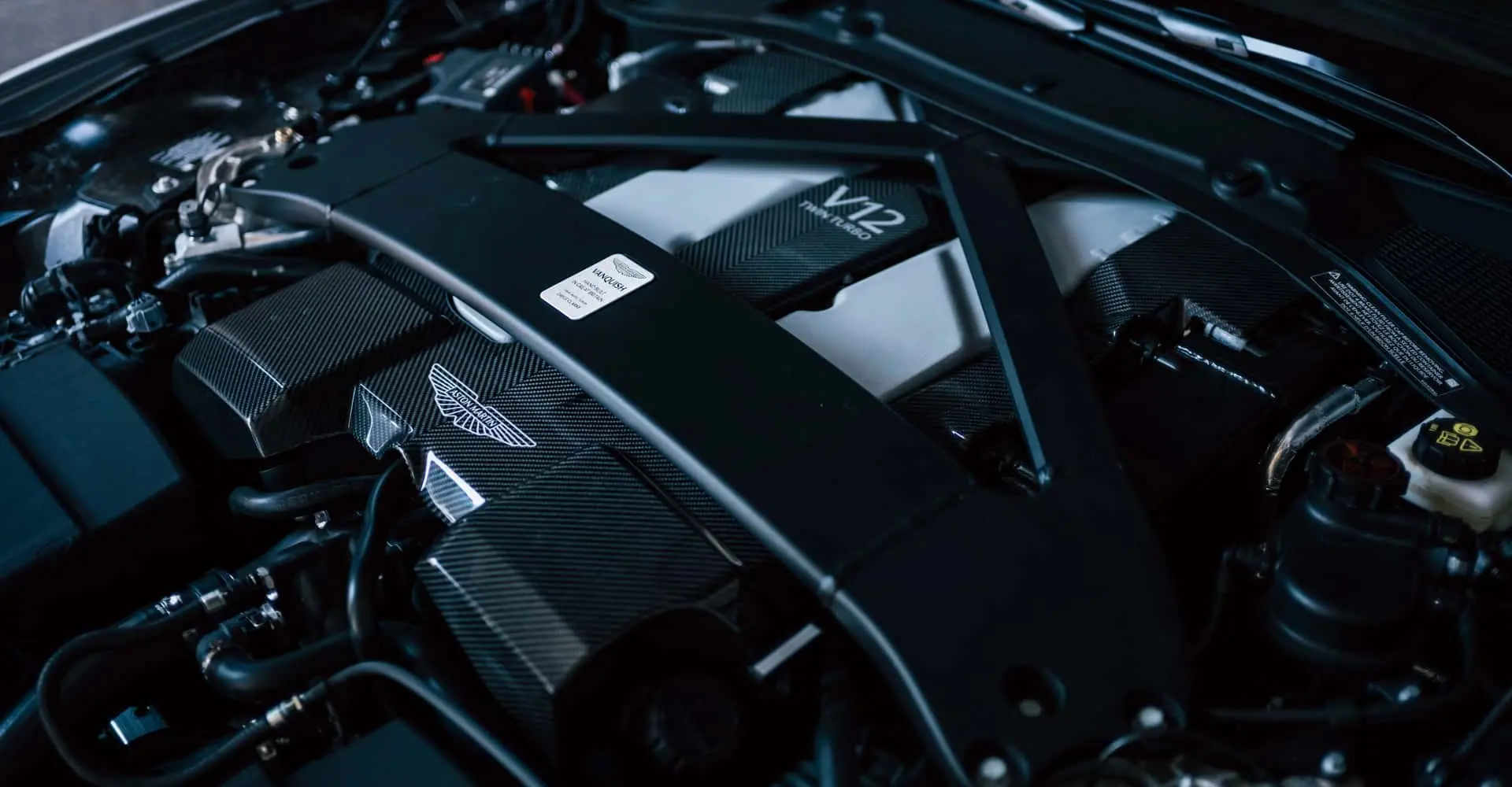 Aston Martin V12 Motorları Yaşatmak İçin Elektrikli Araç Planlarını Erteliyor