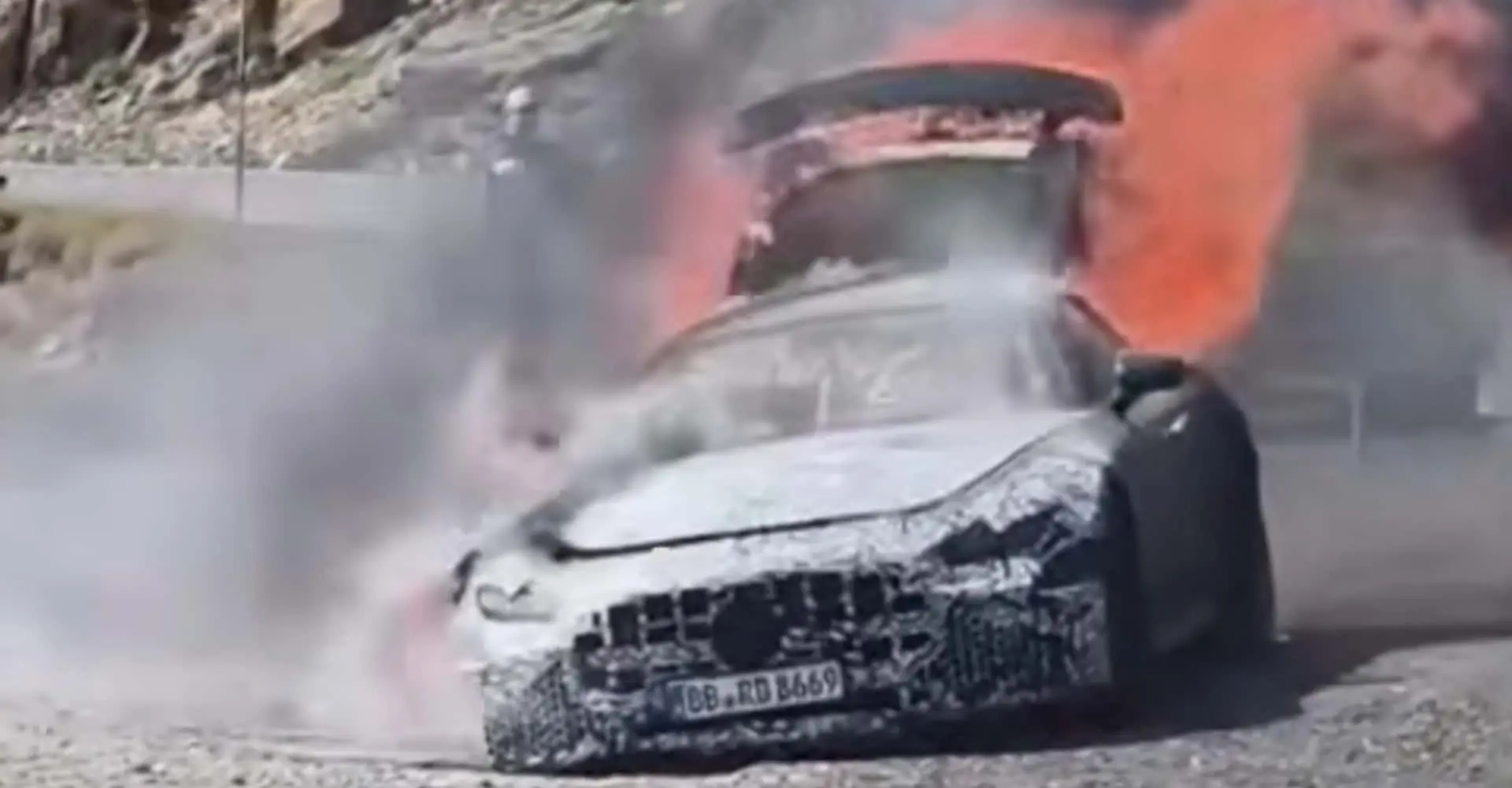 Mercedes-AMG GT Prototipi Test Sırasında Alev Aldı