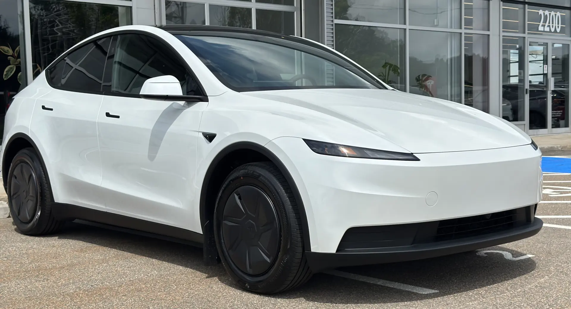 2026 Tesla Model Y RWD İncelemesi: Giriş Seviyesi Donanım ve Öne Çıkan Teknolojiler
