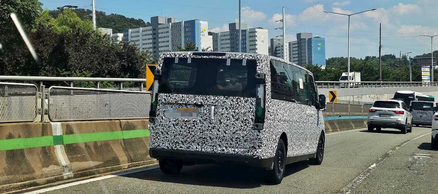 Kia’nın Büyük Elektrikli Ticari Modeli PV7 Kamuflajsız Test Edilirken Görüntül العلامات