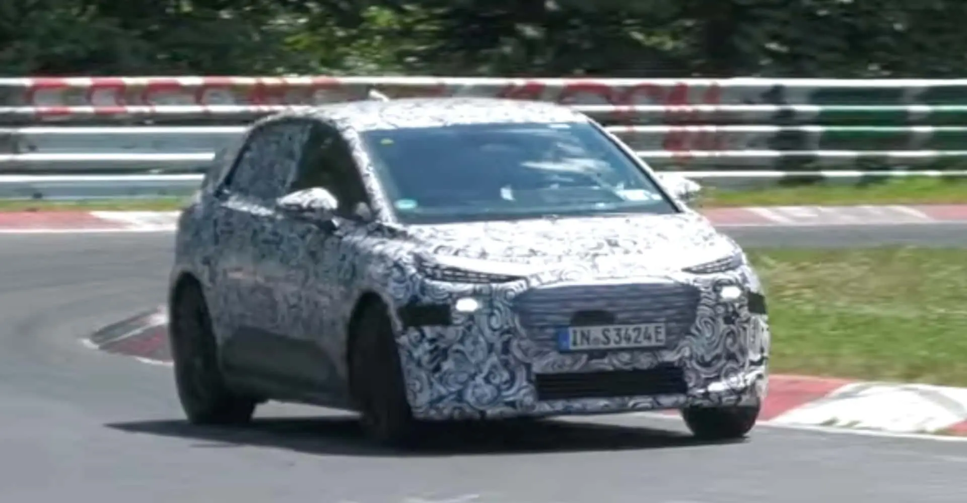 Audi’nin Yeni Elektrikli Küçük Hatchback Modeli Nürburgring’de Test Ediliyor