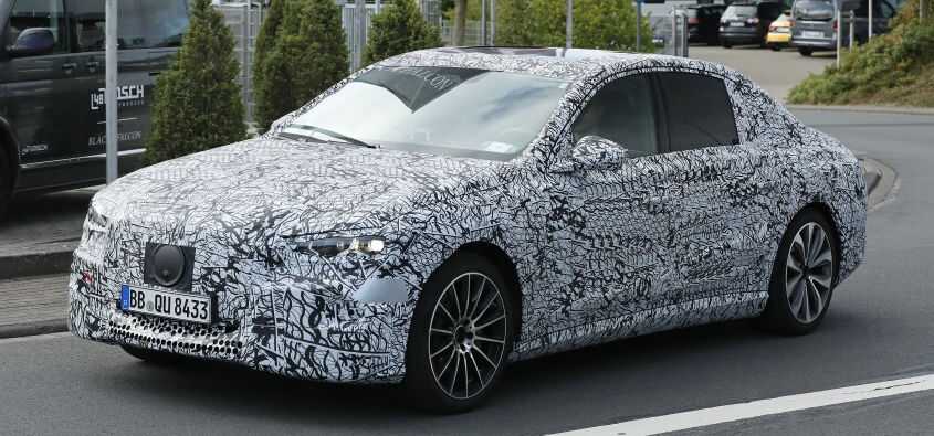 Yeni Elektrikli Mercedes E-Class, Klasik Çizgilerle EQE’nin Yerini Almaya Hazırlanıyor