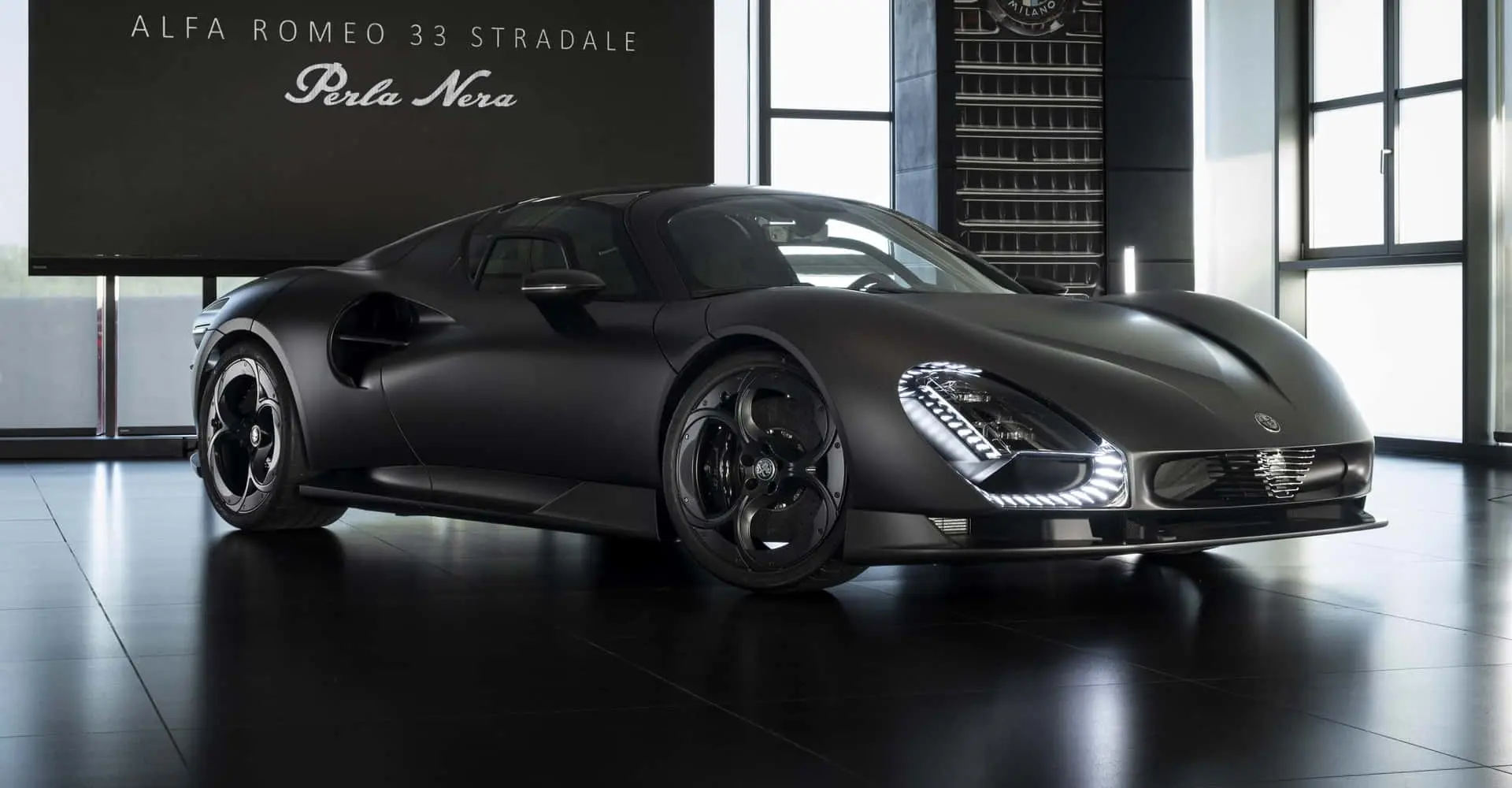 Alfa Romeo 33 Stradale “Perla Nera”: Boyasız Karbon Gövdeyle Tanışın