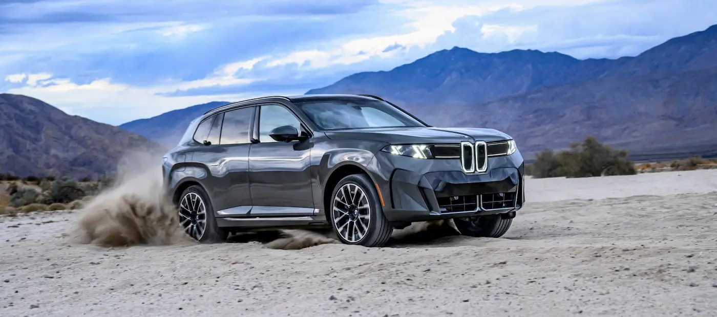 Yeni BMW iX5, Önceki Nesil X5 ile Yan Yana Sergilendi