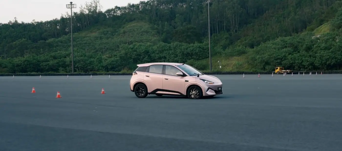 BYD’nin 10.000 Dolarlık Elektrikli Otomobili Saatte 140 Kilometre Hızla Lastik Patlatma Testine Girdi