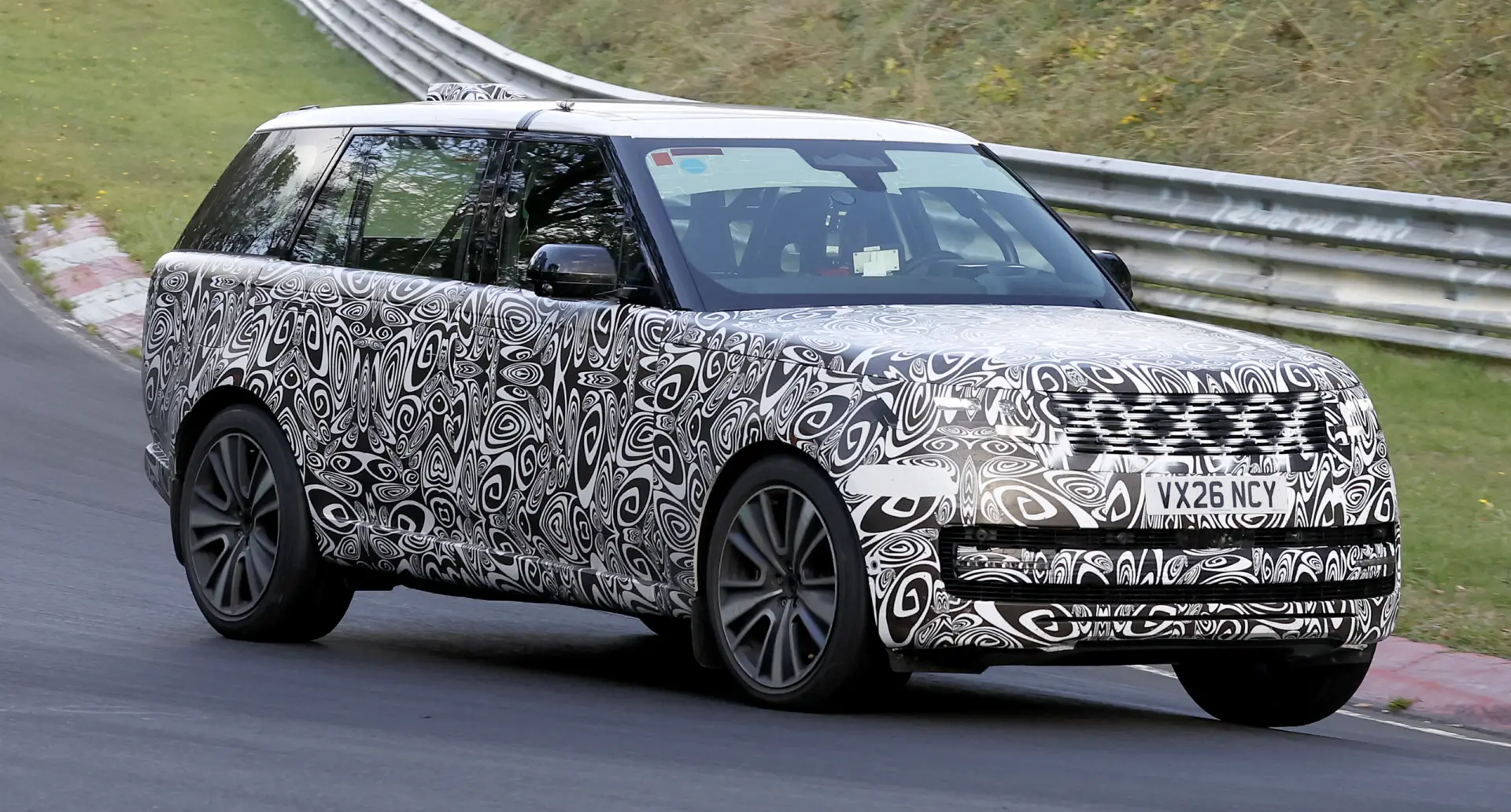 Makyajlı Range Rover, Elektrikli Versiyonundan İzler Taşıyacak