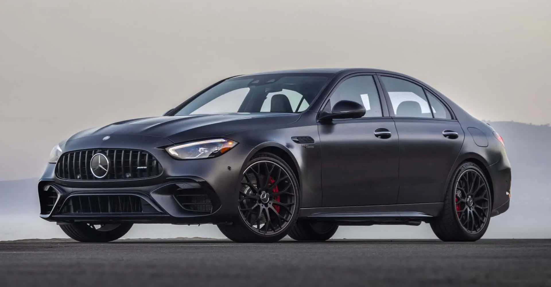 Mercedes-AMG’den Yeni C63 Sinyali: Benzinli ve Elektrikli Seçenekler Gündemde